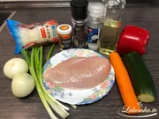 Funchoza mit Gemüse und Hähnchenfilet