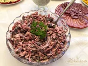 Salat mit Hähnchenfilet, Rüben und Bohnen