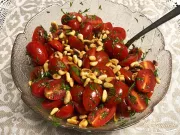 Tomatensalat mit Knoblauch und Pinienkernen
