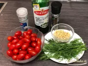 Tomatensalat mit Knoblauch und Pinienkernen