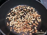 Tomatensalat mit Knoblauch und Pinienkernen