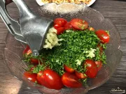 Tomatensalat mit Knoblauch und Pinienkernen
