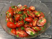 Tomatensalat mit Knoblauch und Pinienkernen