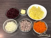 Salat „Unter einem Pelzmantel“ portioniert