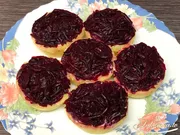 Salat „Unter einem Pelzmantel“ portioniert