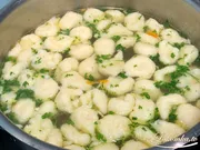 Hühnersuppe mit Knödeln