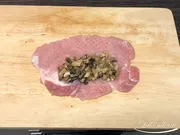 Mit Pilzen gefüllte Schweinefleischröllchen