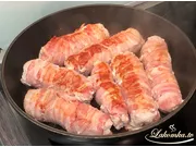 Mit Pilzen gefüllte Schweinefleischröllchen
