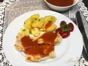 Gebratener Fisch mit Tomatensauce