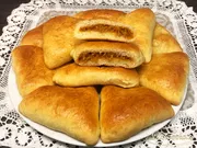 Kuchen mit Kohl im Ofen