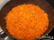 Kuchen mit Kohl im Ofen