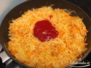 Kuchen mit Kohl im Ofen
