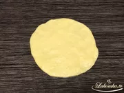 Kuchen mit Kohl im Ofen