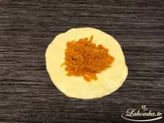 Kuchen mit Kohl im Ofen