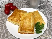 Blätterteiggebäck mit Hähnchen und Kartoffeln