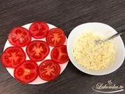 Tomaten mit Käse und Knoblauch